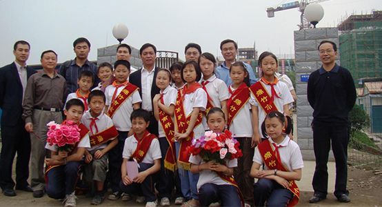 陈卓林一行和Z6尊龙捐建的南轩小学学生合影